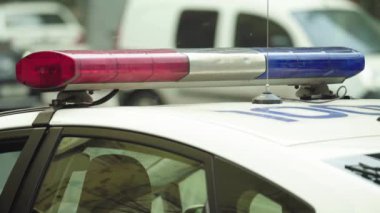 Polis arabasının çatısında teşhirci. Sinyal lambası. Yakın plan..