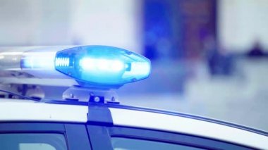 Polis arabasının çatısında teşhirci. Sinyal lambası. Yakın plan..