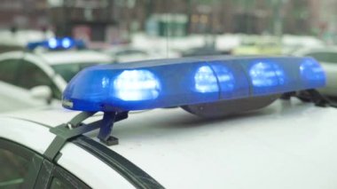 Polis arabasının çatısında teşhirci. Sinyal lambası. Yakın plan..