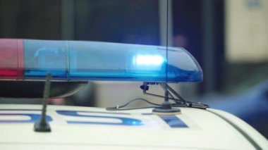 Polis arabasının çatısında teşhirci. Sinyal lambası. Yakın plan..