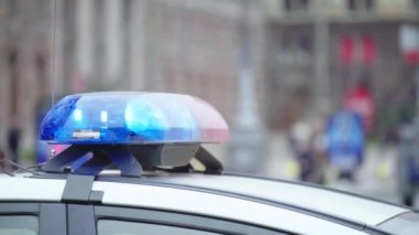 Polis arabasının çatısında teşhirci. Sinyal lambası. Yakın plan..