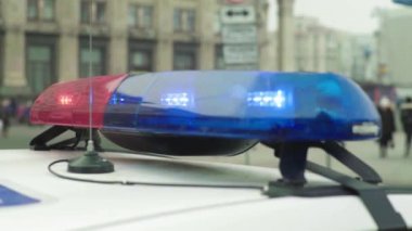 Polis arabasının çatısında teşhirci. Sinyal lambası. Yakın plan..