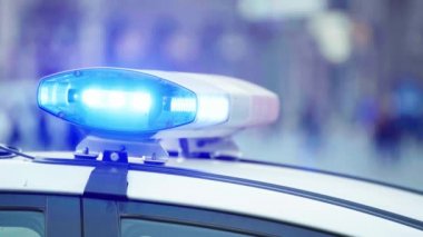 Polis arabasının çatısında teşhirci. Sinyal lambası. Yakın plan..