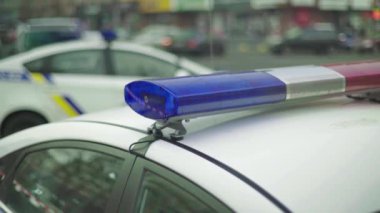 Polis arabasının çatısında teşhirci. Sinyal lambası. Yakın plan..