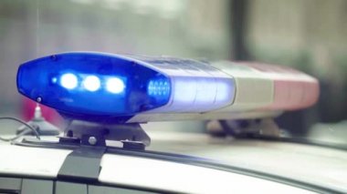 Polis arabasının çatısında teşhirci. Sinyal lambası. Yakın plan..