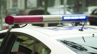 Polis arabasının çatısında teşhirci. Sinyal lambası. Yakın plan..