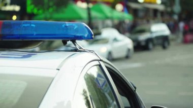 Polis arabasının çatısında teşhirci. Sinyal lambası. Yakın plan..