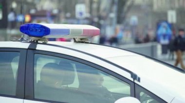 Polis arabasının çatısında teşhirci. Sinyal lambası. Yakın plan..