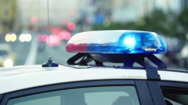 Polis arabasının çatısında teşhirci. Sinyal lambası. Yakın plan..