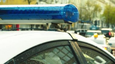 Polis arabasının çatısında teşhirci. Sinyal lambası. Yakın plan..