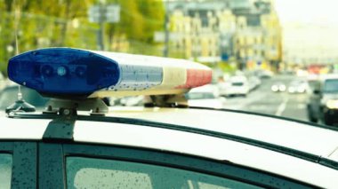 Polis arabasının çatısında teşhirci. Sinyal lambası. Yakın plan..