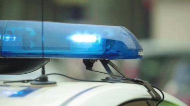 Polis arabasının çatısında teşhirci. Sinyal lambası. Yakın plan..