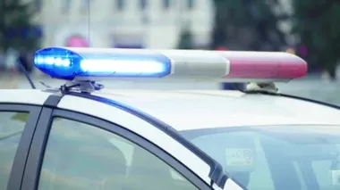 Polis arabasının çatısında teşhirci. Sinyal lambası. Yakın plan..
