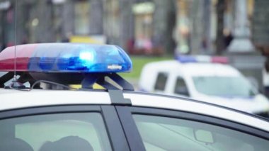 Polis arabasının çatısında teşhirci. Sinyal lambası. Yakın plan..