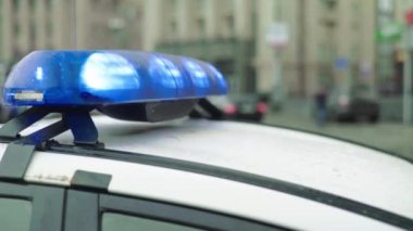 Polis arabasının çatısında teşhirci. Sinyal lambası. Yakın plan..