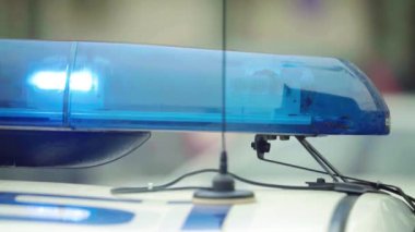 Polis arabasının çatısında teşhirci. Sinyal lambası. Yakın plan..