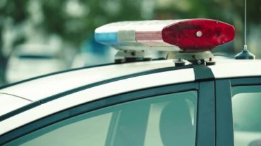 Polis arabasının çatısında teşhirci. Sinyal lambası. Yakın plan..