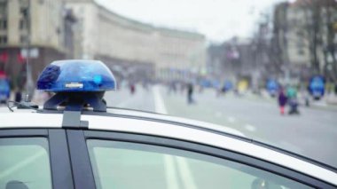 Polis arabasının çatısında teşhirci. Sinyal lambası. Yakın plan..