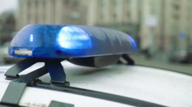 Polis arabasının çatısında teşhirci. Sinyal lambası. Yakın plan..
