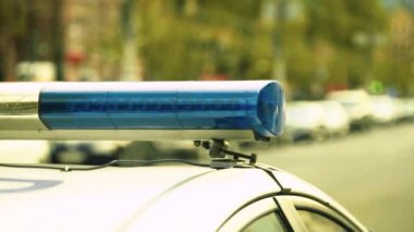 Polis arabasının çatısında teşhirci. Sinyal lambası. Yakın plan..