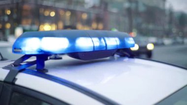 Polis arabasının çatısında teşhirci. Sinyal lambası. Yakın plan..