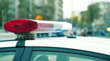 Polis arabasının çatısında teşhirci. Sinyal lambası. Yakın plan..