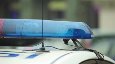 Polis arabasının çatısında teşhirci. Sinyal lambası. Yakın plan..
