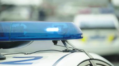 Polis arabasının çatısında teşhirci. Sinyal lambası. Yakın plan..