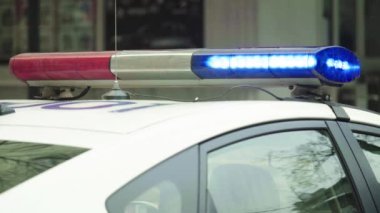 Polis arabasının çatısında teşhirci. Sinyal lambası. Yakın plan..