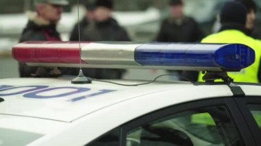 Polis arabasının çatısında teşhirci. Sinyal lambası. Yakın plan..
