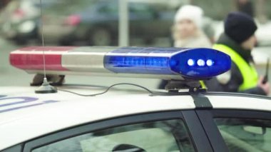 Polis arabasının çatısında teşhirci. Sinyal lambası. Yakın plan..