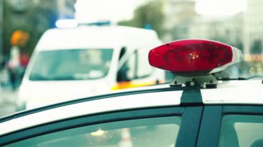 Polis arabasının çatısında teşhirci. Sinyal lambası. Yakın plan..