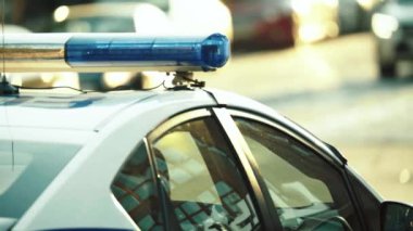 Polis arabasının çatısında teşhirci. Sinyal lambası. Yakın plan..