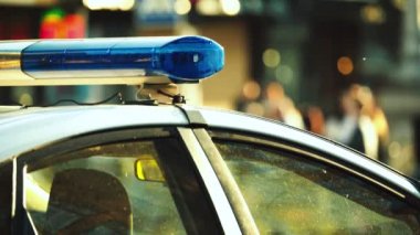Polis arabasının çatısında teşhirci. Sinyal lambası. Yakın plan..