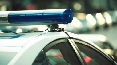 Polis arabasının çatısında teşhirci. Sinyal lambası. Yakın plan..