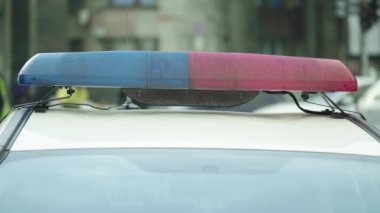 Polis arabasının çatısında teşhirci. Sinyal lambası. Yakın plan..