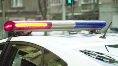 Polis arabasının çatısında teşhirci. Sinyal lambası. Yakın plan..
