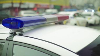 Polis arabasının çatısında teşhirci. Sinyal lambası. Yakın plan..