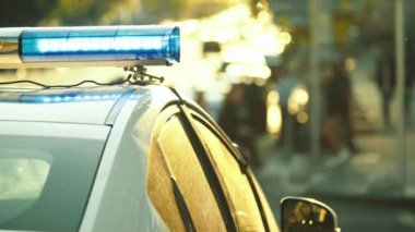 Polis arabasının çatısında teşhirci. Sinyal lambası. Yakın plan..