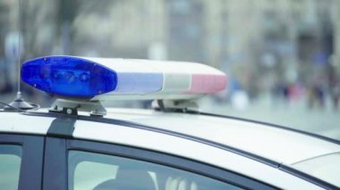 Polis arabasının çatısında teşhirci. Sinyal lambası. Yakın plan..