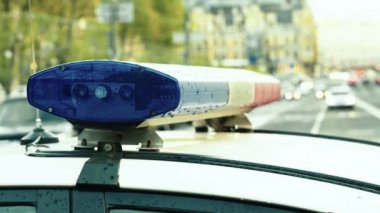 Polis arabasının çatısında teşhirci. Sinyal lambası. Yakın plan..