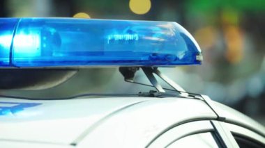 Polis arabasının çatısında teşhirci. Sinyal lambası. Yakın plan..