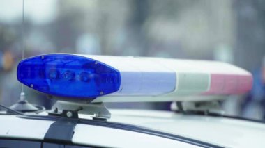 Polis arabasının çatısında teşhirci. Sinyal lambası. Yakın plan..