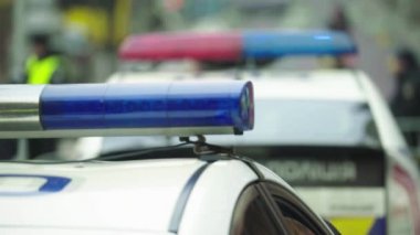 Polis arabasının çatısında teşhirci. Sinyal lambası. Yakın plan..