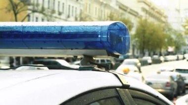 Polis arabasının çatısında teşhirci. Sinyal lambası. Yakın plan..
