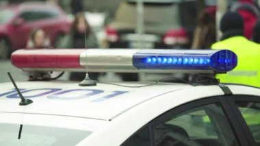 Polis arabasının çatısında teşhirci. Sinyal lambası. Yakın plan..