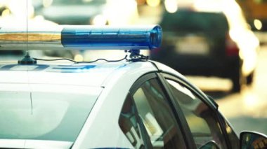 Polis arabasının çatısında teşhirci. Sinyal lambası. Yakın plan..