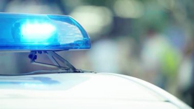 Polis arabasının çatısında teşhirci. Sinyal lambası. Yakın plan..