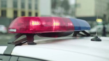 Polis arabasının çatısında teşhirci. Sinyal lambası. Yakın plan..