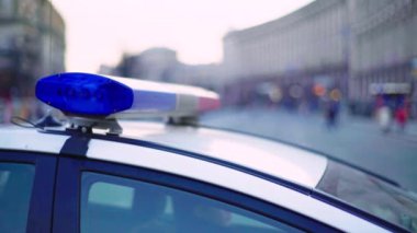 Polis arabasının çatısında teşhirci. Sinyal lambası. Yakın plan..